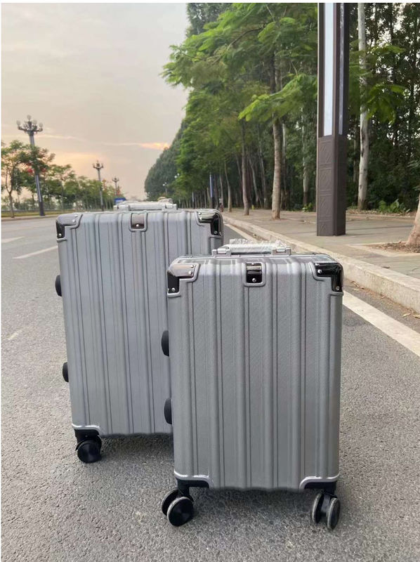 چمدان جدید با چرخ ها برای سخت شدن