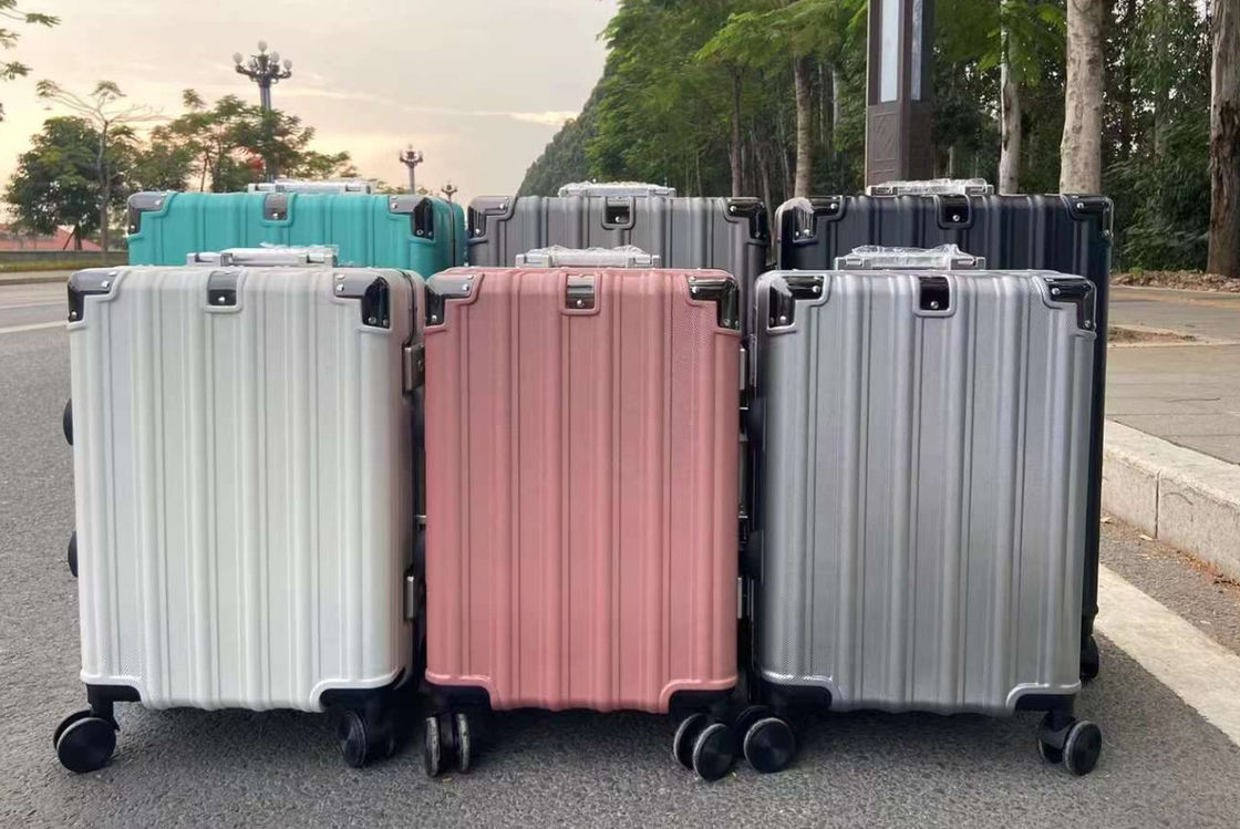 چمدان جدید با چرخ ها برای سخت شدن